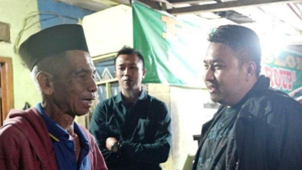 UHEN DEDI MULYADI - Bupati Subang, Reynaldy Putra Andita, menemui Uhen korban penipuan yang tinggal di Kelurahan Sukamelang, Kecamatan Subang, Selasa (27/05/2025) malam. Abah Uhen, tukang bakso yang viral ditipu modus bantuan modal dari Dedi Mulyadi gunakan uang palsu.