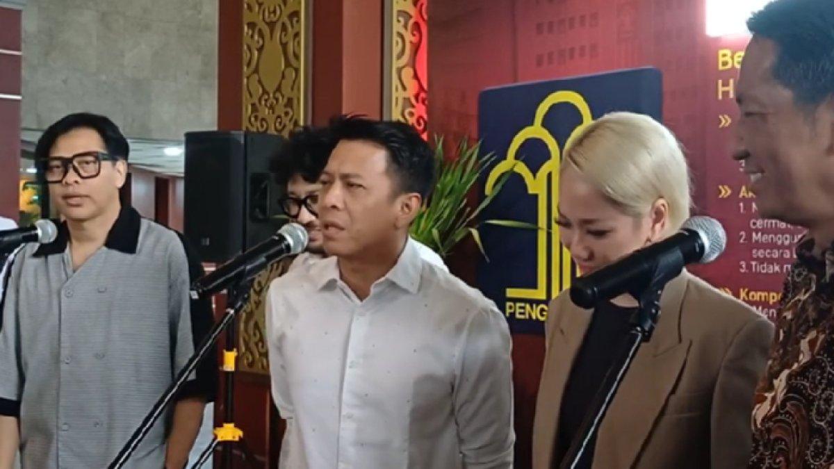 UU HAK CIPTA - Deretan musisi seperti Armand Maulana, Kunto Aji, Ariel NOAH, dan Bunga Citra Lestari mendatangi kantor Kementerian Hukum di Jakarta, Rabu (19/2/2025).(KOMPAS.com/Revi C Rantung )