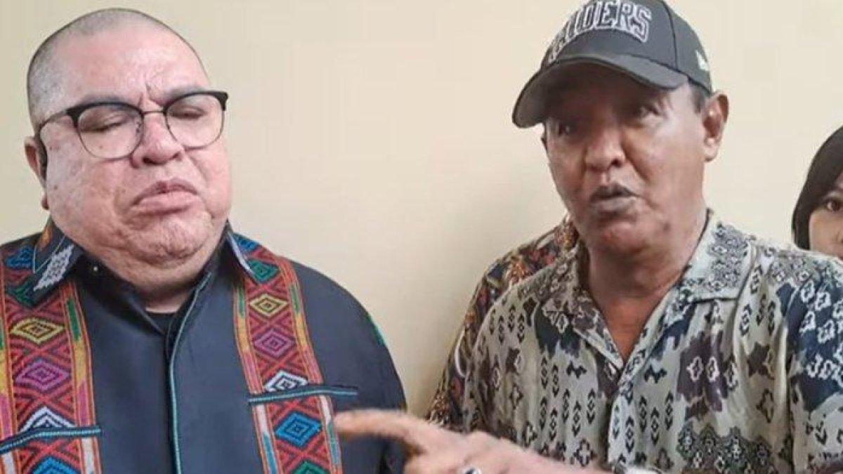 Umar Badjideh, ayah Vadel Badjideh (kanan) bersama Razman Nasution menanggapi soal Nikita Mirzani yang ingin merobohkan rumahnya.
