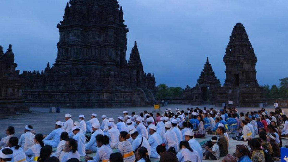 Umat Hindu berkumpul di area halaman 1 Candi Prambanan Kabupaten Klaten, Jawa Tengah, Rabu (15/11/2023) petang. Mereka berdoa untuk solidaritas warga Palestina.