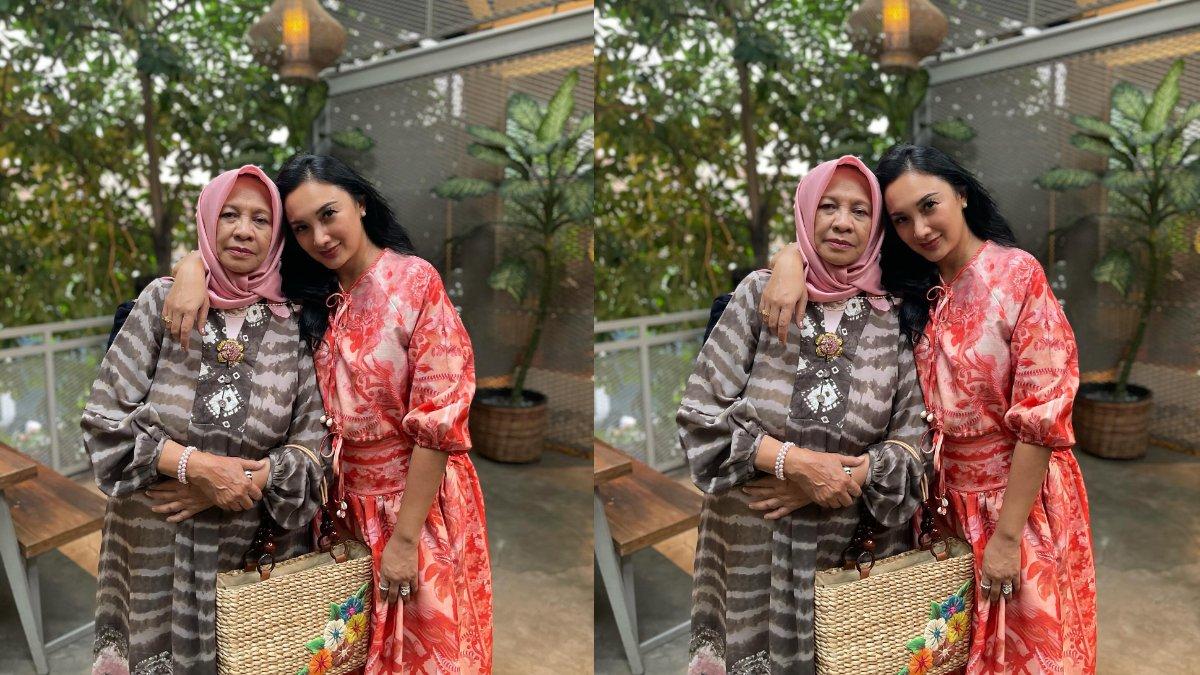 Potret Tata Cahyani bersama ibunda