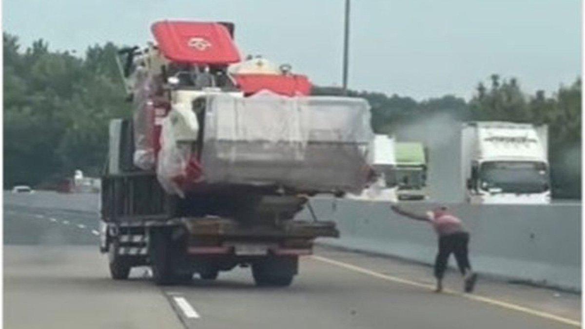 Unggahan video menampilkan sebuah truk bermuatan meluncur tak terkendali di Tol Semarang.
