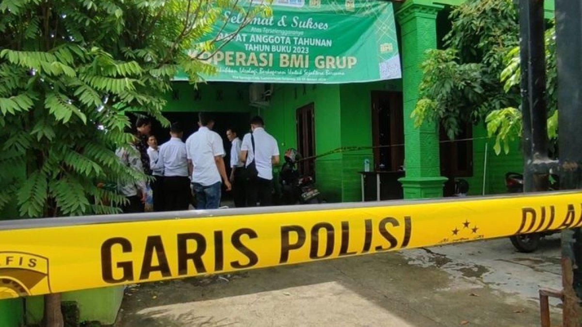 Unit Reskrim Polresta Cirebon Jawa Barat melakukan olah TKP di kantor Koperasi Desa Kebon Turi Kecamatan Arjawinangun Kabupaten Cirebon Jawa Barat, Senin (29/1/2024).