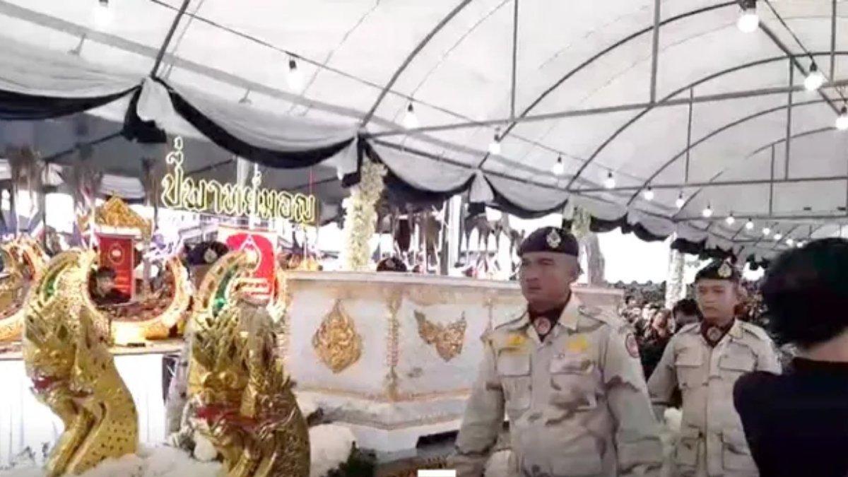 Upacara pemakaman 20 anak TK korban kecelakaan bus di Thailand digelar secara militer.
