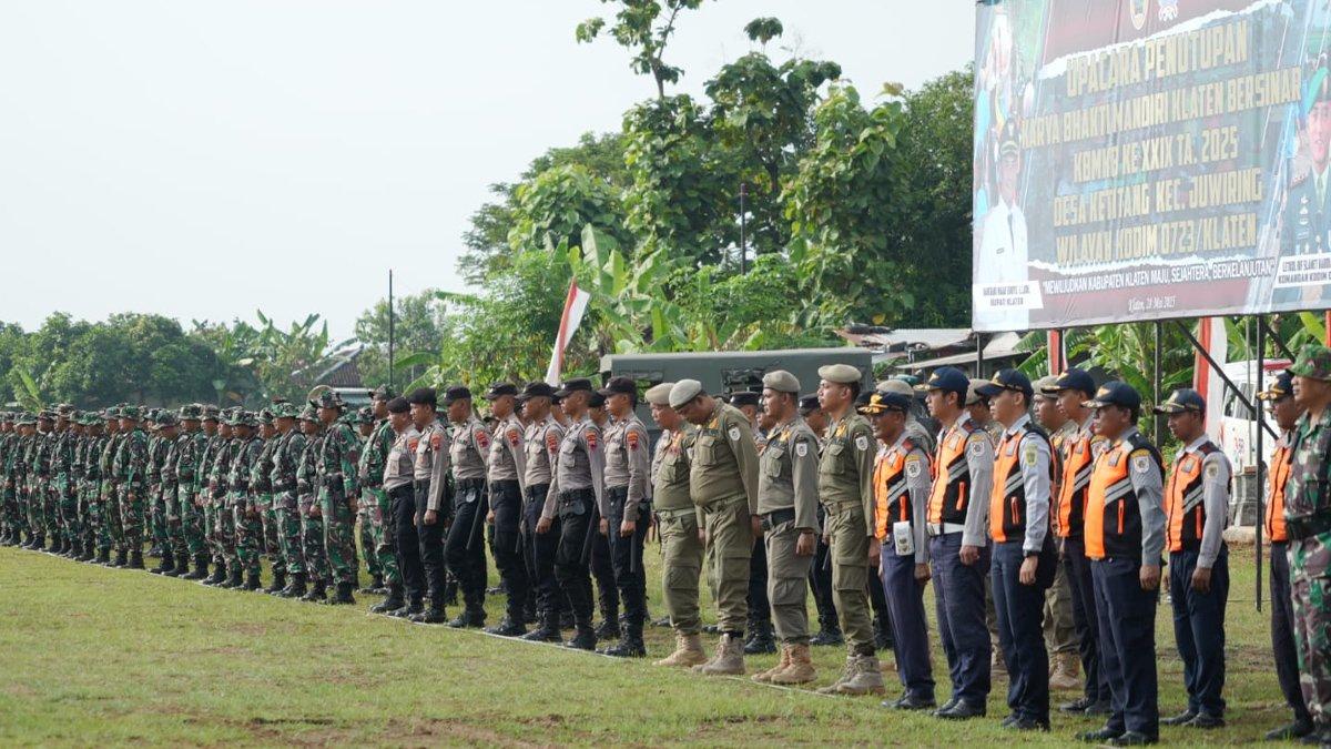 KBMKB XXIX - Upacara penutupan kegiatan Karya Bakti Mandiri Klaten Bersinar (KBMKB) ke-XXIX digelar dengan khidmat di Lapangan Desa Ketitang, Kecamatan Juwiring, Rabu (28/5/2025).