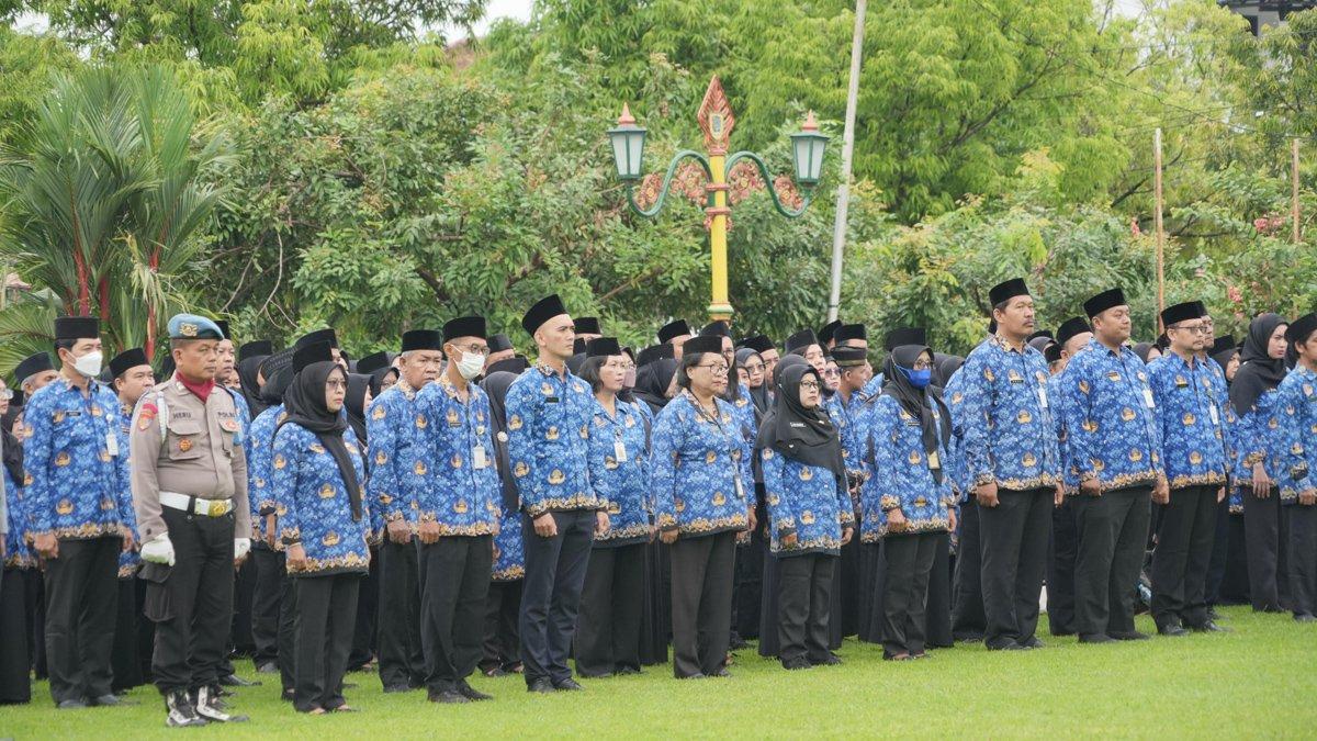 HARKITNAS DI KLATEN - Upacara peringatan Hari Kebangkitan Nasional (Harkitnas) ke-117 digelar Pemerintah Kabupaten (Pemkab) Klaten di halaman Pendopo Pemkab, Selasa (20/5/2025).