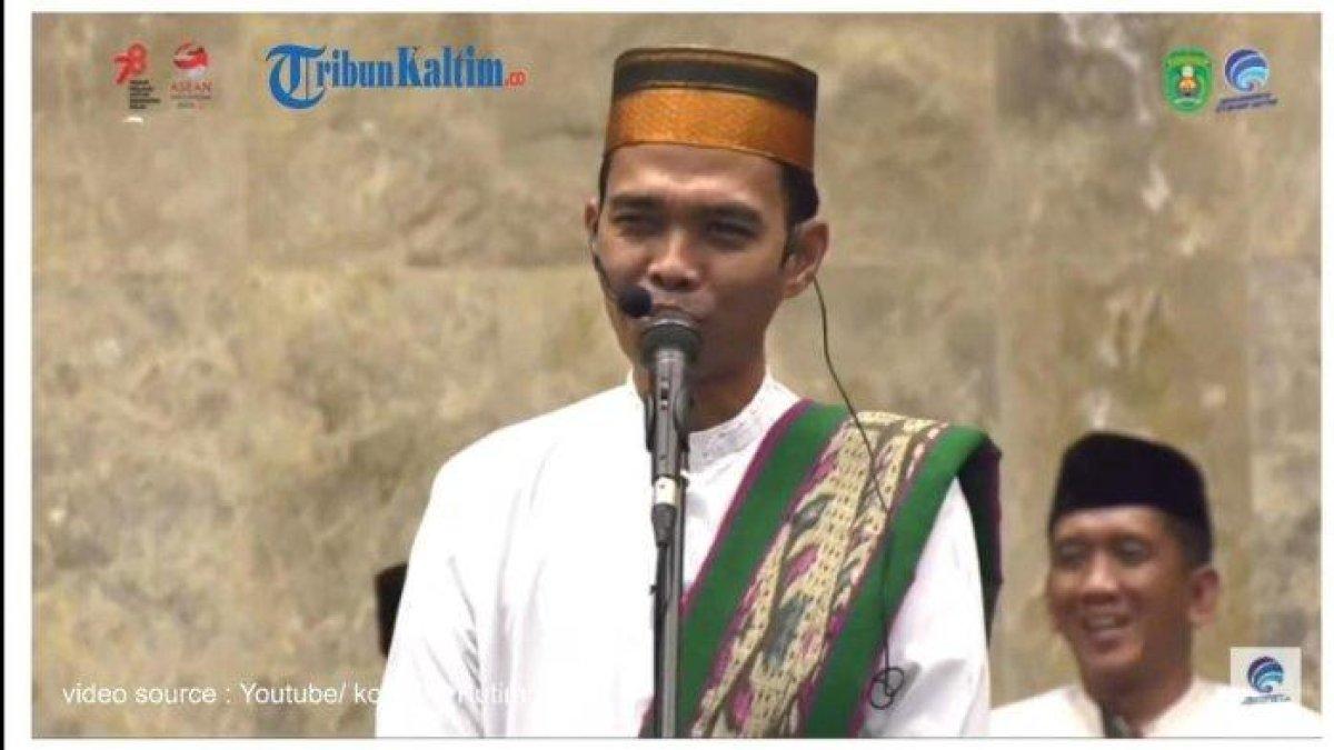 Ustaz Abdul Somad saat mengisi Tabligh Akbar di Masjid Agung Al-Faruq Sangatta, Kutai Timur, Minggu (30/7/2023). Ustaz Abdul Somad tak tinggal diam sahabatnya diperiksa polisi karena beri makan warga Pulau Rempang