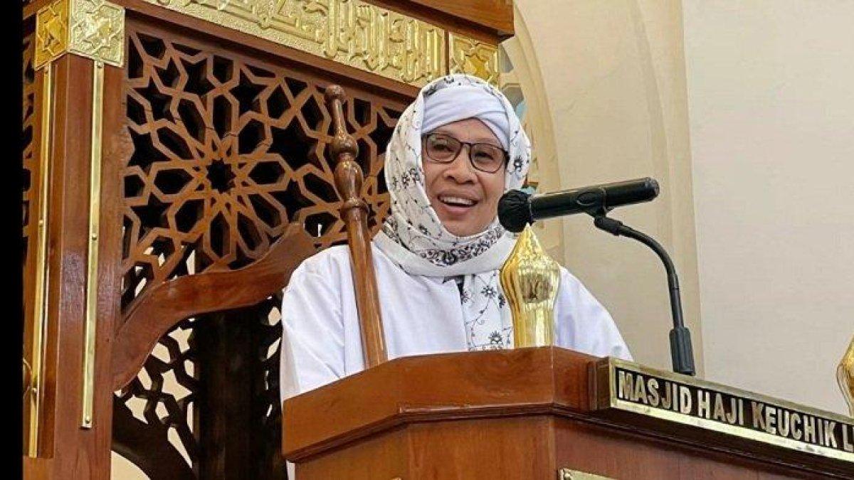 Ustaz Yahya Zainul Ma'arif Jamzuri Lc MA PhD atau yang lebih dikenal Buya Yahya saat menyampaikan khotbah Jumat di Masjid Haji Keuchik Leumiek (HKL), Banda Aceh, Jumat (16/12/2022).