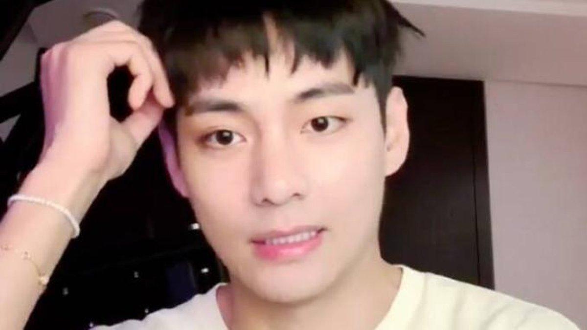 V BTS saat melakukan siaran langsung.