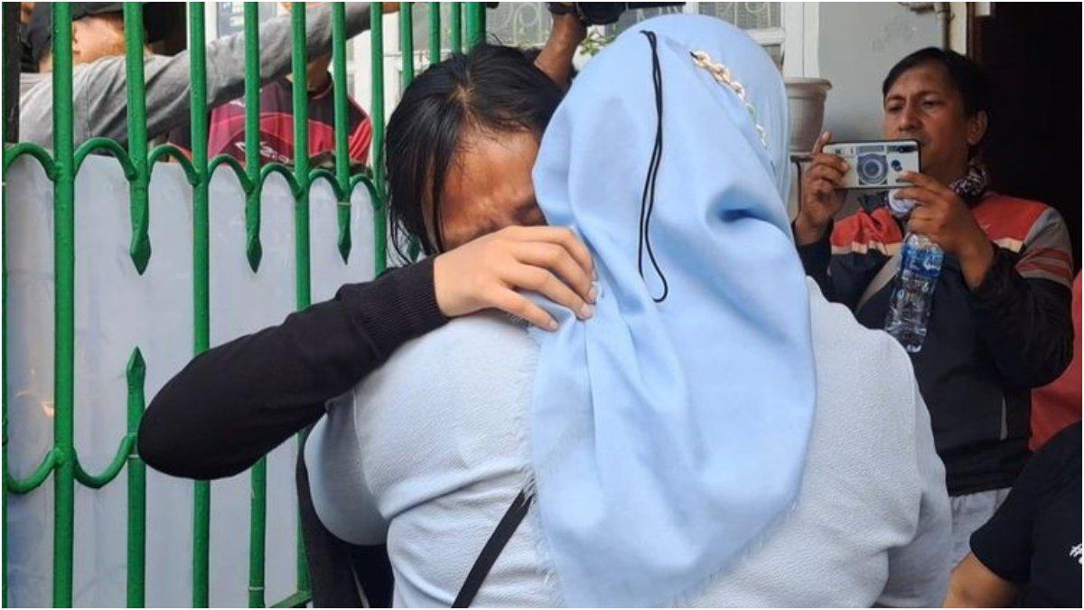VI (17) histeris saat berada di TKP mayat ibunya JU (35) dibunuh dan ditimbun oleh ayahnya sendiri di Makassar, Sulawesi Selatan.
