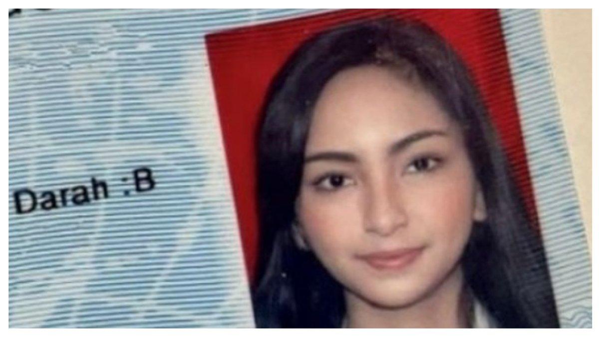 Ia hanya menambah lipstik dan menata bagian alisnya