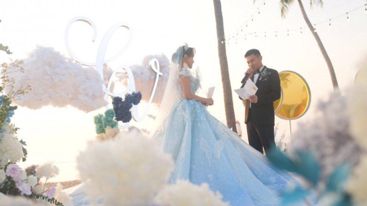 Van Hugo pakai gaun pengantin cantik bak Cinderella.