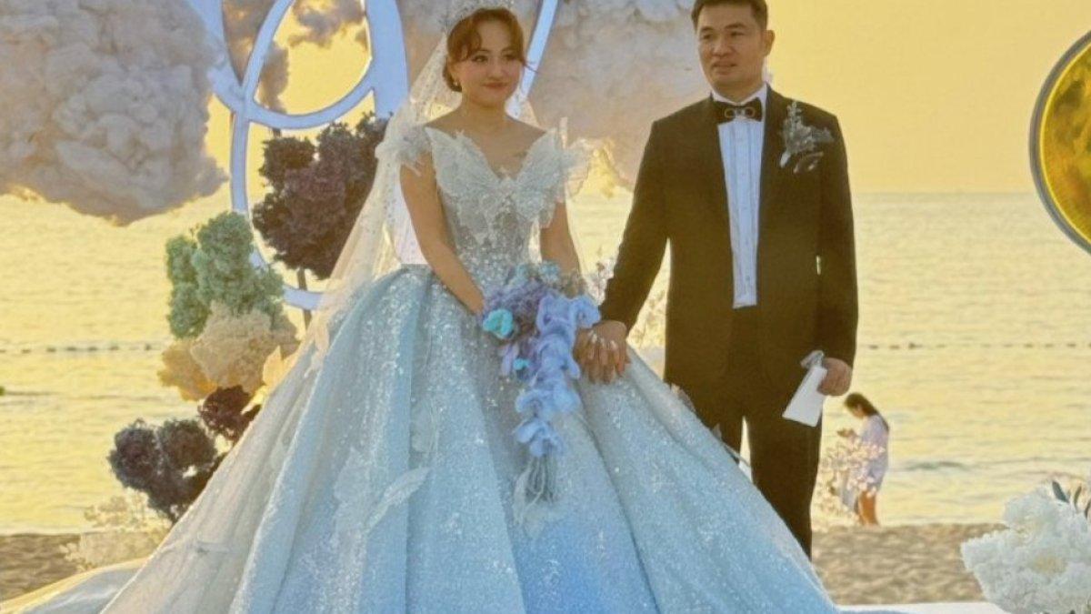 Van Hugo pakai gaun pengantin cantik bak Cinderella.