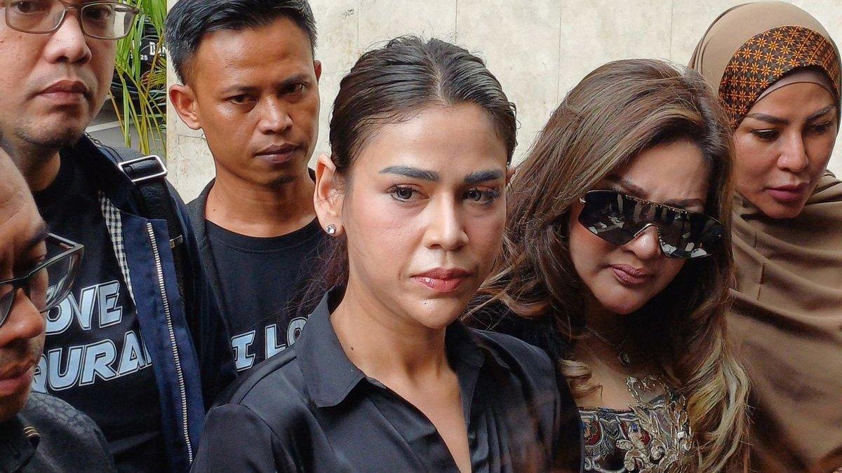 Vany Kosasih (tengah), istri dari Pejabat Kementerian Perhubungan (Kemenhub) berinisial AK yang diduga melakukan penistaan agama dengan cara menginjak Al-Quran, Jumat (17/5/2024).