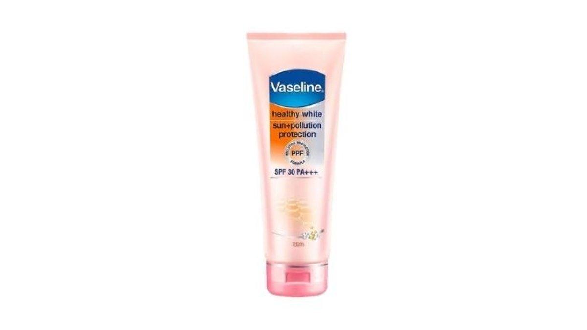 HANDBODY PENCERAH KULIT - Foto produk Vaseline Healthy Bright Hand Body Lotion SPF 30, diolah dari laman watsons.co.id, Selasa (4/3/2025). Berikut rekomendasi handbody pencerah kulit yang mengandung SPF.