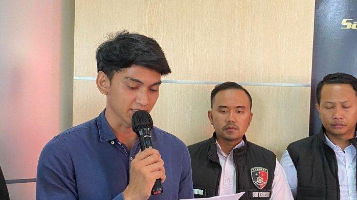 Kreator konten Vicky Kalea membacakan surat permintaan maaf terkait kasus parodi FTV di Mapolres Metro Jakarta Barat, Kamis (16/11/2023).