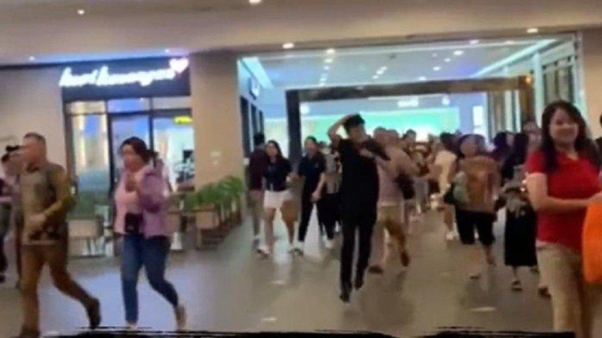 Viral video Gempa Manado hari ini yang pusat gempa magnitudo 5,9 yang terjadi di Halmahera, Maluku Utara pada Senin (11/9/2023) pukul 19.51 WIB atau 21.51 WIT terasa hingga Kota Manado.