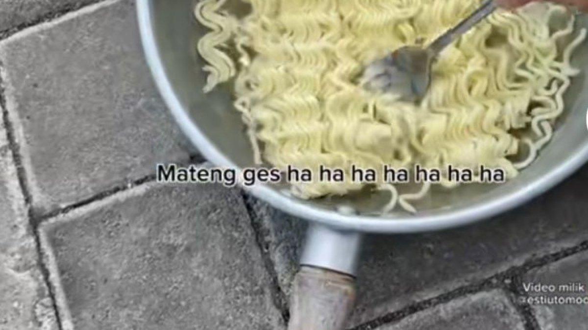 Video eksperimen memasak mi tanpa kompor di Kota Semarang, Jawa Tengah