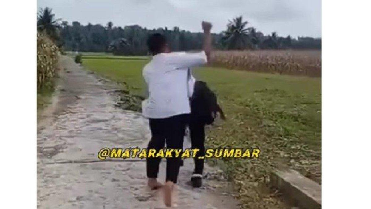Video memperlihatkan sekelompok siswa di Agam memukul dan memaki seorang siswa