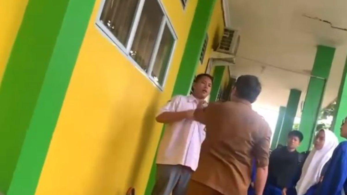 Video seorang guru Sekolah Menengah Kejuruan (SMK) Negeri 1 Tanjungpinang, Kepulauan Riau (Kepri), yang diduga menampar muridnya karena mengganggu proses belajar mengajar viral di media sosial (Medsos).
