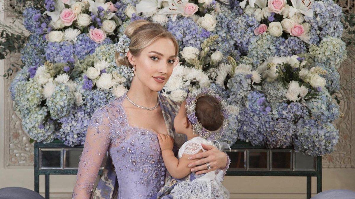 Vienna dan Varsha memakai kebaya