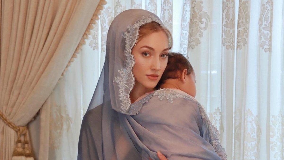 Vienna digendong sang ibu