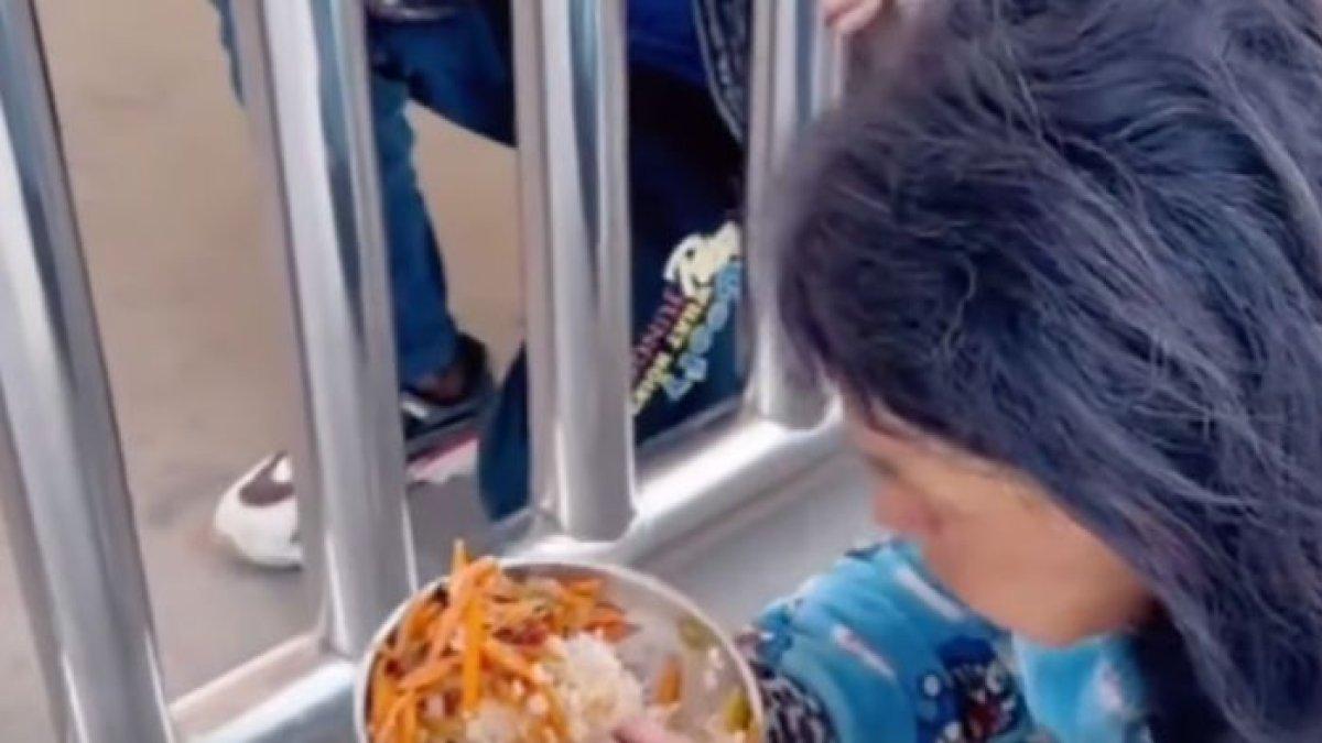 Siswa SD rela santap nasi sisa teman demi berikan jatah makan siangnya ke ibu.