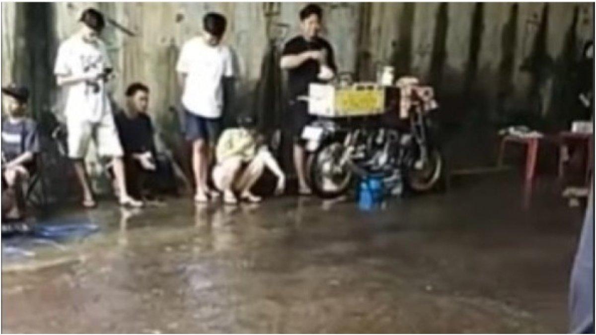Viral Tempat Ngopi Unik di Kolong Jembatan di Pasuruan.
