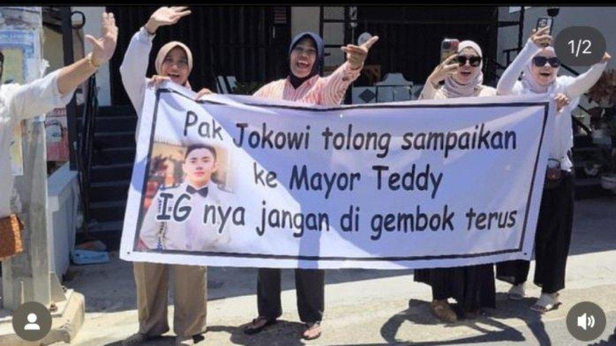 Viral aksi ibu-ibu Unjuk Rasa ke Presiden Jokowi Minta Instagram Mayor Teddy Jangan Digembok