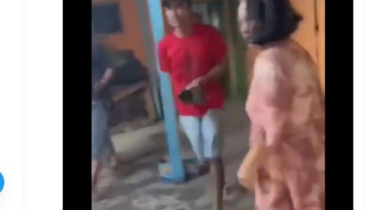 Viral di media sosial sejumlah video yang memperlihatkan emak-emak mengerebek sebuah bangunan yang diduga basecamp para pecandu narkoba di RT 05, Payo Sigadung, Kelurahan Rawasari, Kecamatan Alam Barang, Jambi, Sabtu (22/7/2023) siang.