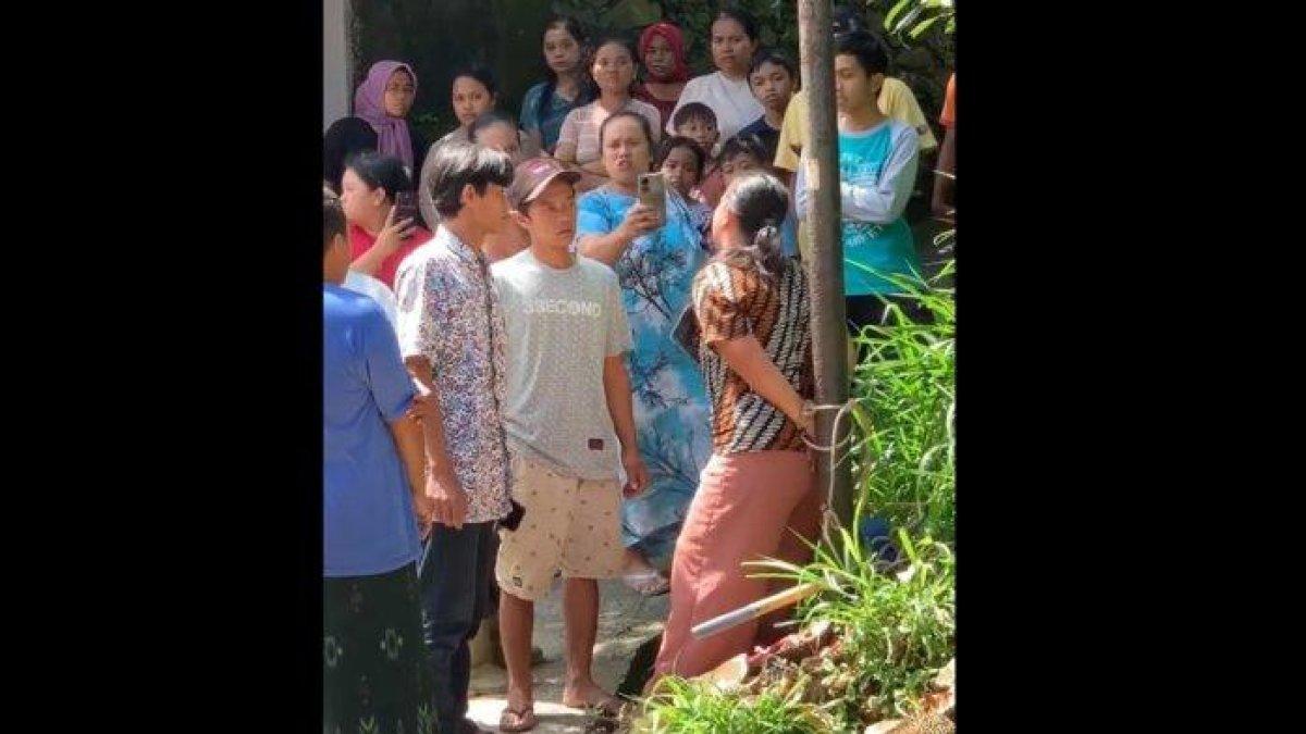 Viral di media sosial video seorang perempuan diikat pada tiang dan menjadi tontotan oleh warga.