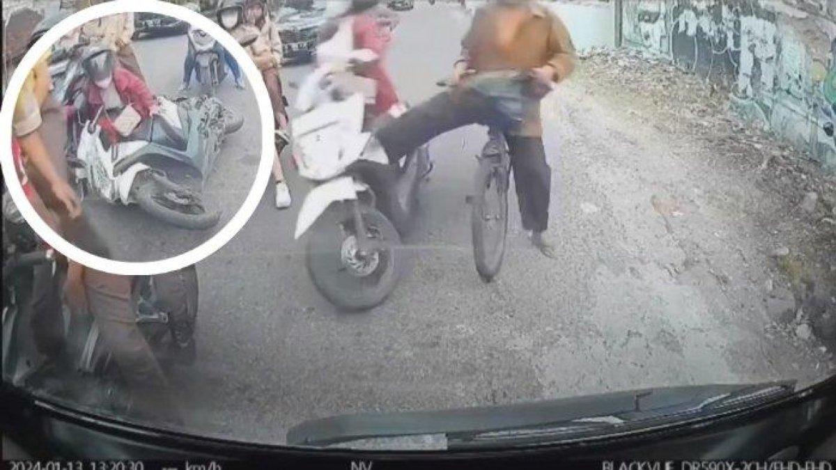 Viral pesepeda tiba-tiba menendang pengendara motor hingga terjatuh