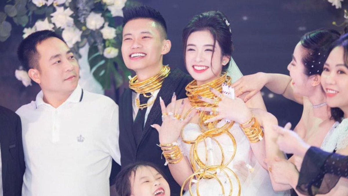 Viral pesta pernikahan mewah diselenggarakan di Vietnam, pengantin wanita pakai kalung emas hingga menutupi leher