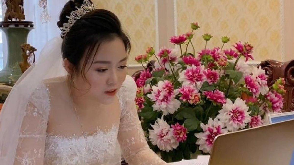 Viral potret mempelai wanita kerjakan ujian di hari pernikahan, pakai make up dan gaun pengantin