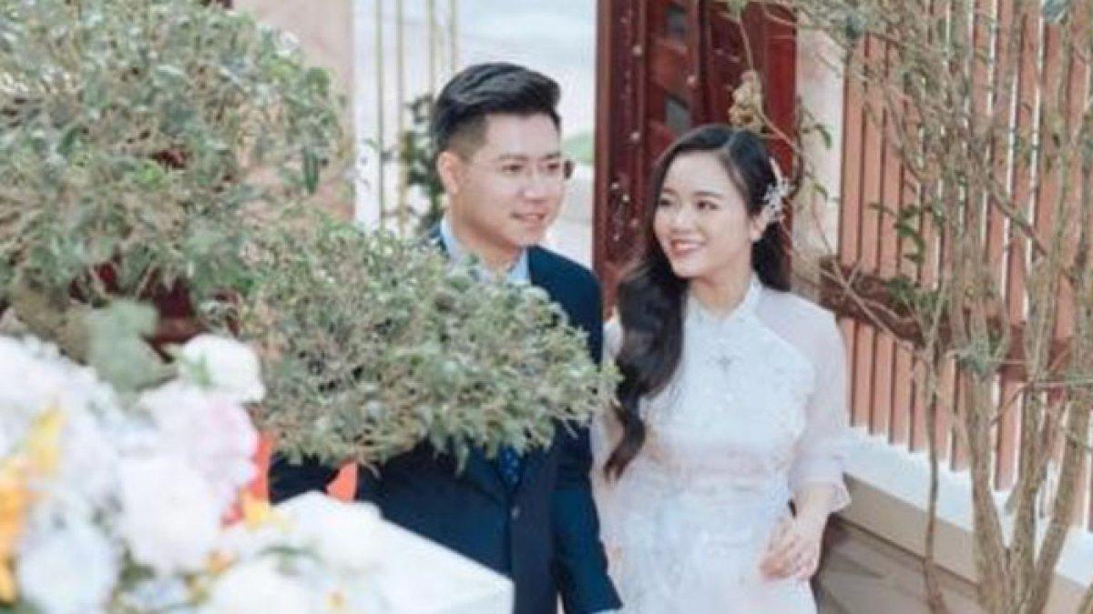 Viral potret mempelai wanita kerjakan ujian di hari pernikahan, pakai make up dan gaun pengantin