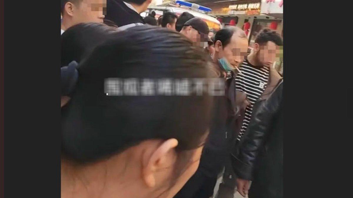 Viral pria frustasi tiduran di jalan bawa anak karena istri minggat sebulan