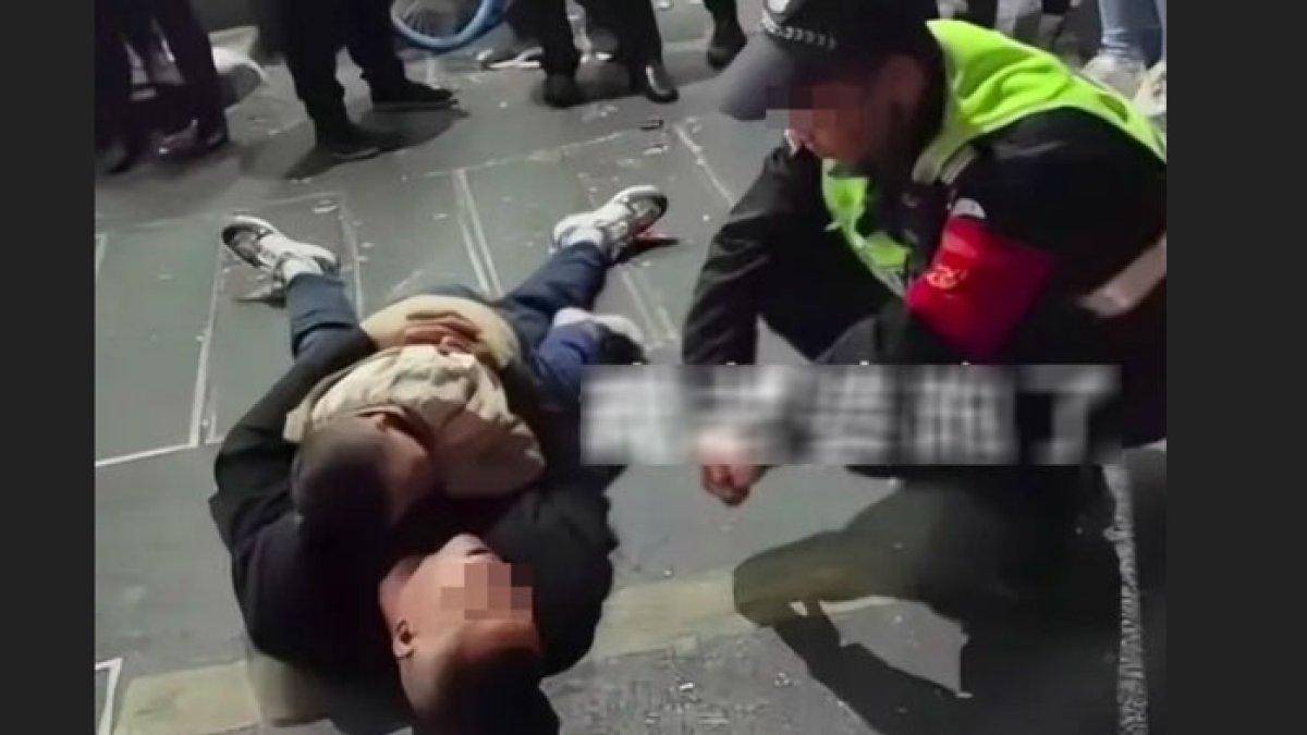 Viral pria frustasi tiduran di jalan bawa anak karena istri minggat sebulan