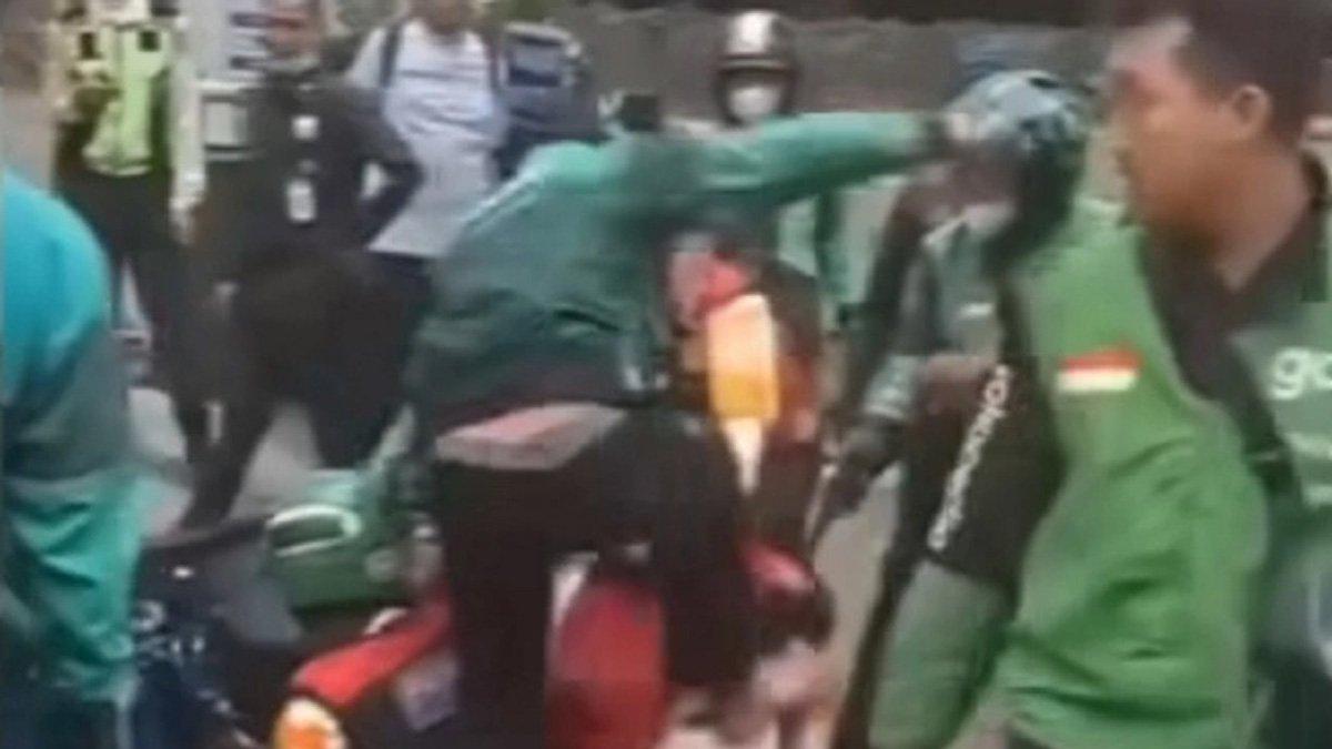 Viral sekelompok ribut dengan sekuriti di stasiun LRT Kuningan.