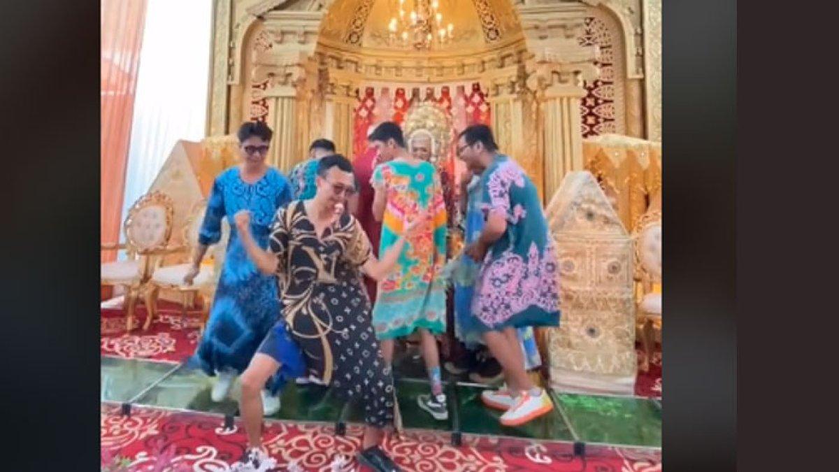 Viral sekumpulan pria datang dengan daster emak-emak, datang sambil joget