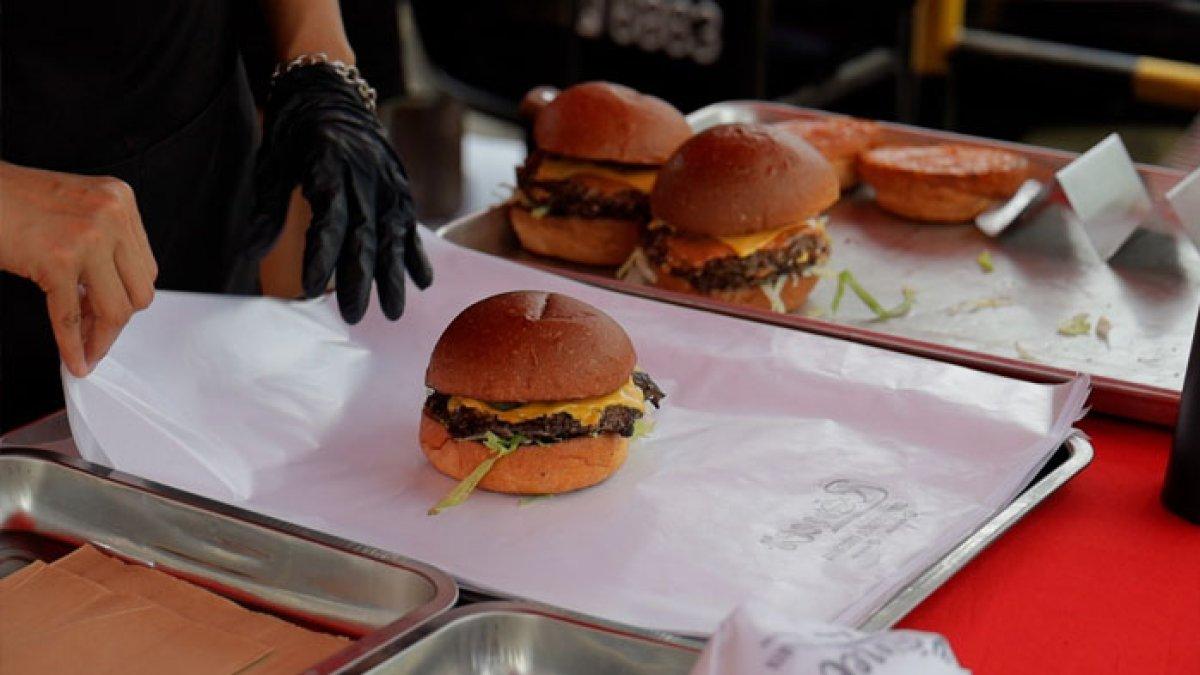 Viral seorang pria yang dulu telah mapan bekerja menjadi agen real estate kini malah beralih profesi jadi penjual burger pinggir jalan