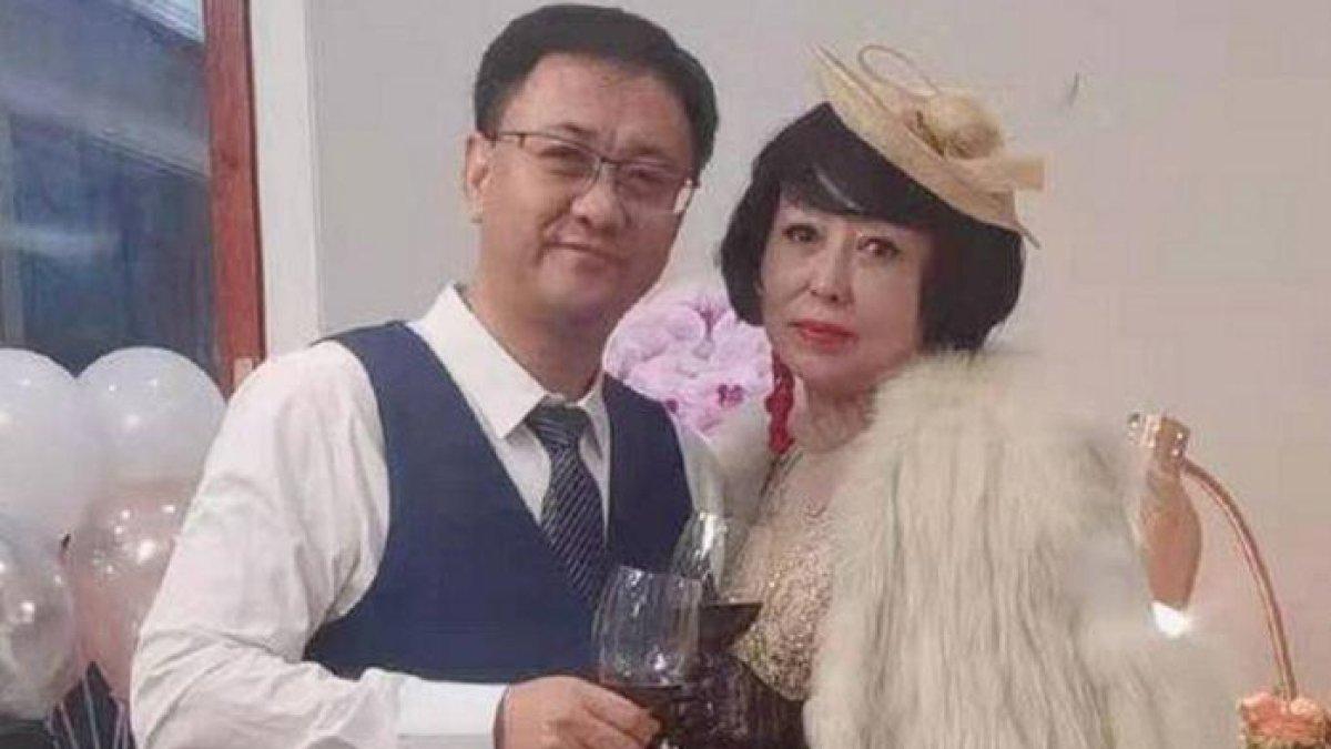 Viral seorang wanita menikahi bawahannya yang berusia 19 lebih muda darinya, melahirkan di usia 50 tahun