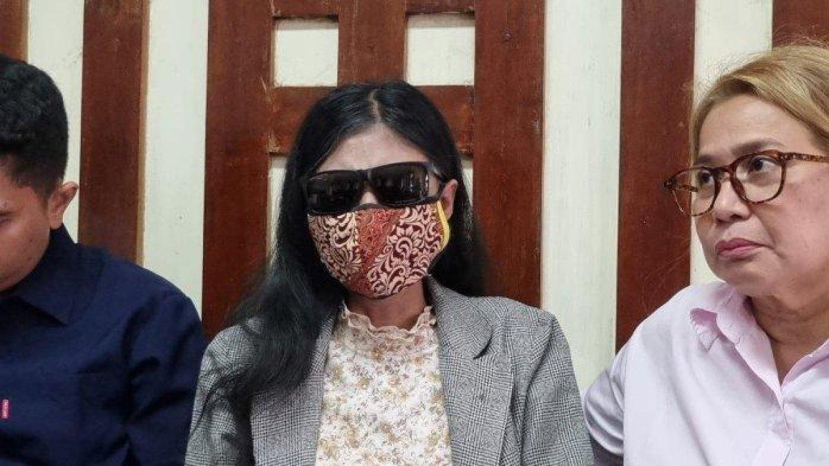 W (berkacamata hitam dan bermasker) saat menceritakan pelecehan seksual yang dialaminya dari Ketua PSI Jakarta Barat, Anthony Norman Lianto.