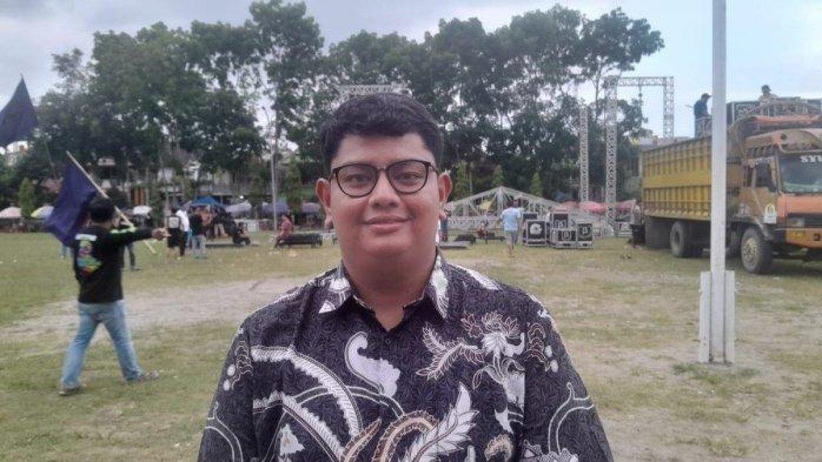 WABUP TERMUDA - Wakil Bupati Toraja Utara dari pasangan calon (Paslon) nomor urut 2, Andrew Branch Silambi (ABS), melakukan inspeksi langsung ke lokasi persiapan Kampanye Akbar jelang Pemilihan Kepala Daerah (Pilkada) Toraja Utara 2024, Rabu (20/11/2024) sore Wita.