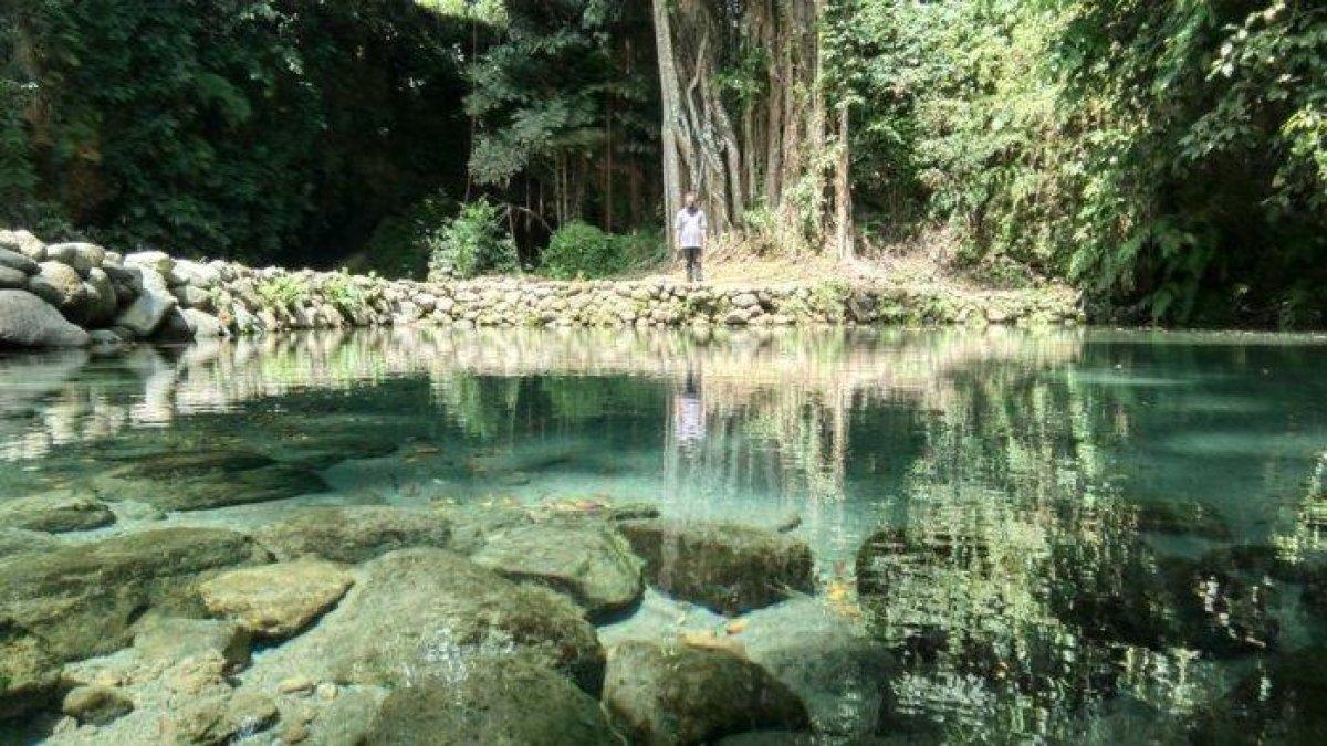 WISATA AIR KLATEN - Pengunjung menikmati kesejukan Umbul Kroman di Desa Mranggen, Kecamatan Jatinom, Selasa (4/1/2022).