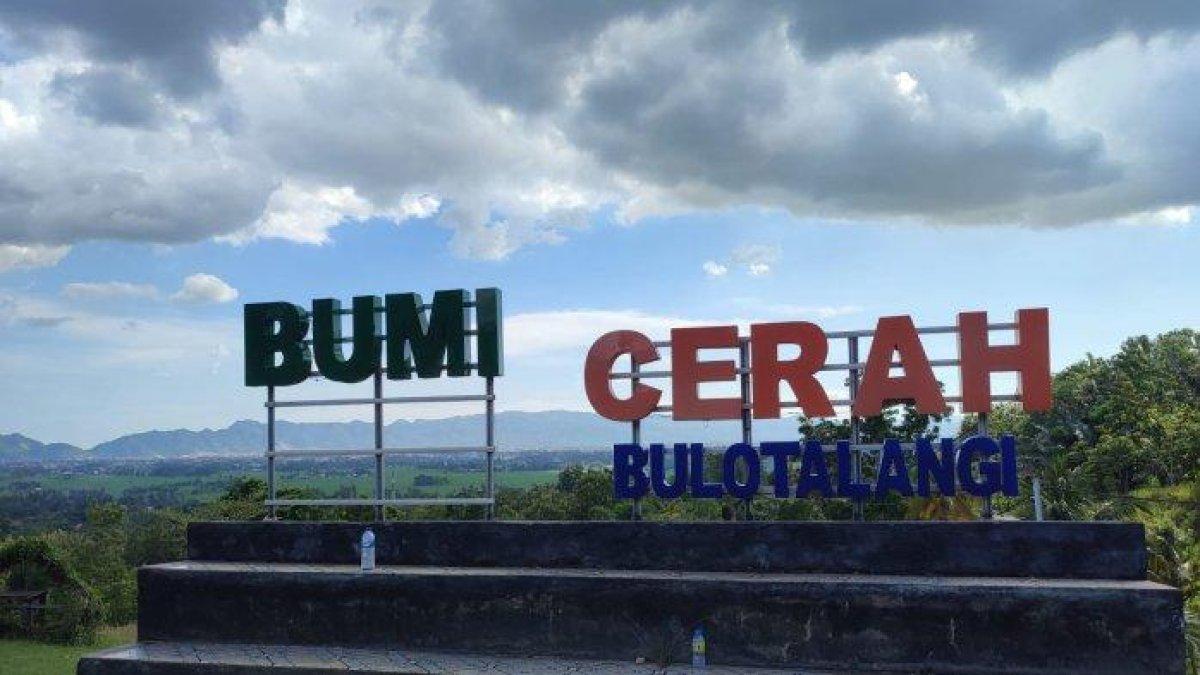 WISATA ALAM – Suasana wisata Bumi Cerah Bulonthalangi di Desa Bulonthalangi, Kabupaten Bone Bolango, Gorontalo, Selasa (15/4/2025). Tempat wisata yang dikelola oleh BUMDes Mootinelo ini menawarkan panorama dari atas gunung dengan latar Danau Limboto dan wilayah Provinsi Gorontalo. Kini, pengelola berharap dukungan pemerintah untuk perbaikan akses jalan menuju lokasi.