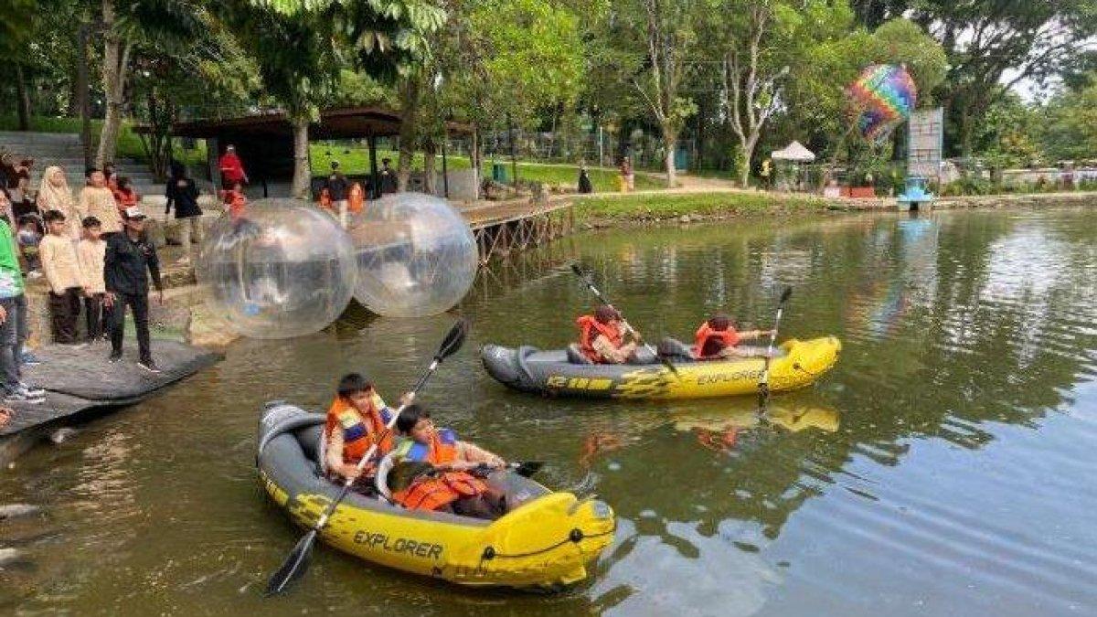 WISATA BOGOR - Pengunjung menikmati aneka permainan di Rivera Bogor yang berlokasi di Perumahan Bogor Nirwana Residence, Kota Bogor, Jawa Barat, pada Jumat (21/3/2025).