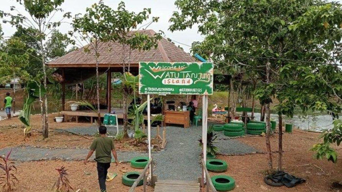 WISATA KALSEL - Wisata Watu Tanjung merupakan salah satu destinasi populer di Kabupaten Tanah Bumbu, yang  viral di media sosial beberapa waktu berkat keindahannya. (Arsip 2025)