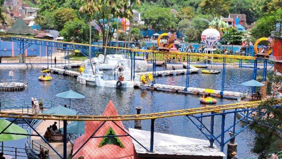 WISATA MALANG - Pengunjung memadati New Wisata Wendit di Kecamatan Pakis, Kabupaten Malang, Minggu (6/3/2025). Di hari libur lebaran, rata-rata pengunjung wisata Wendit sebanyak 3 ribu orang.