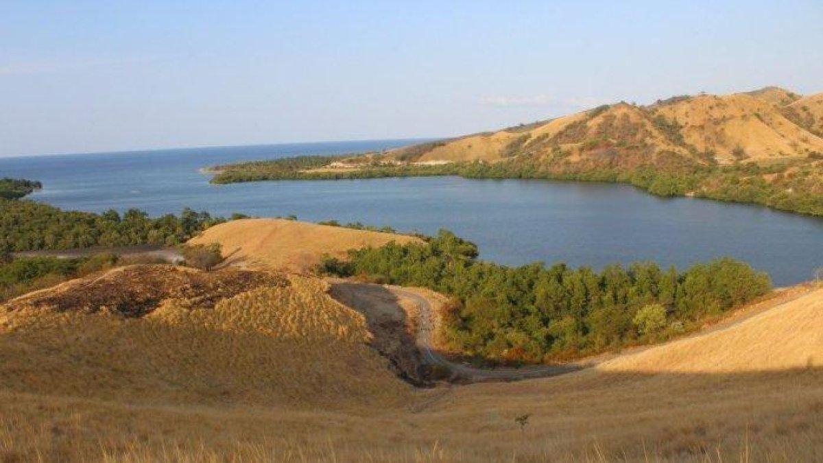 WISATA NTT - Tampak Laut Flores yang indah, bebukitan, pohon bakau yang berjejer apik, dan jalanan yang meliuk turut membingkai kemolekan Bukit Cinta, Senin (5/10/2020).