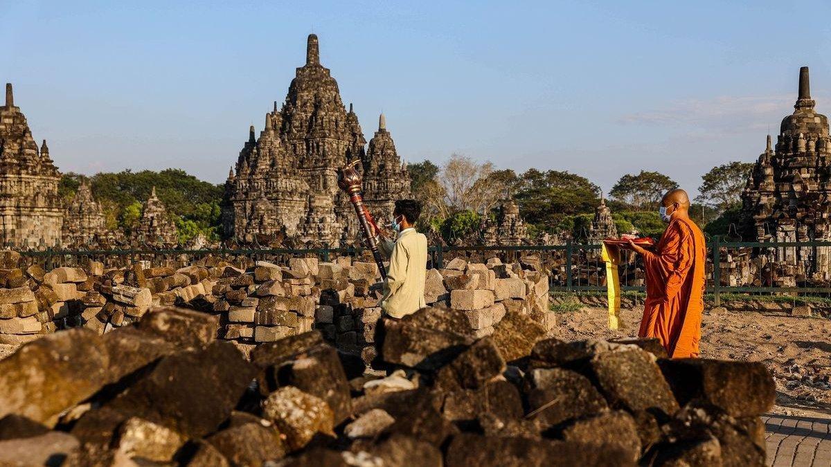 WISATA SEJARAH KLATEN: Bhiku melakukan ritual pradaksina, memutari candi sebanyak tiga kali searah jarum jam saat perayaan Tri Suci Waisak 2565 BE di Candi Sewu, Klaten, Jawa Tengah, Rabu (26/5/2021).